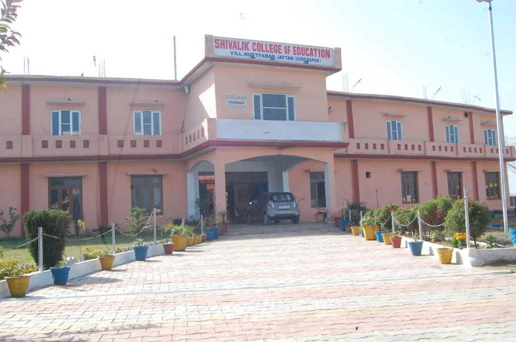 Degree and diploma are available at collage in Gurdaspur city.